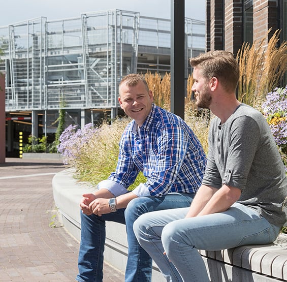 Pauze houden in een groene bedrijfstuin