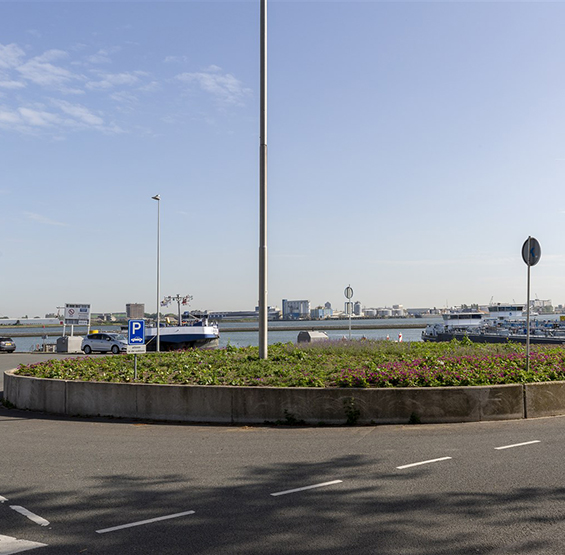rotonde bij de haven van rotterdam