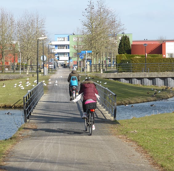 mensen fietsen over brug