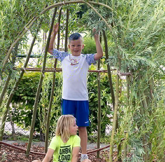 Spelen, bewegen en recreatie spelende kinderen