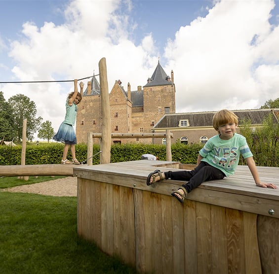 spelende kinderen bij slot loevestein