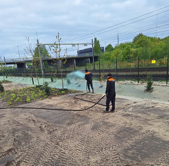 Hydroseeding langs het spoor