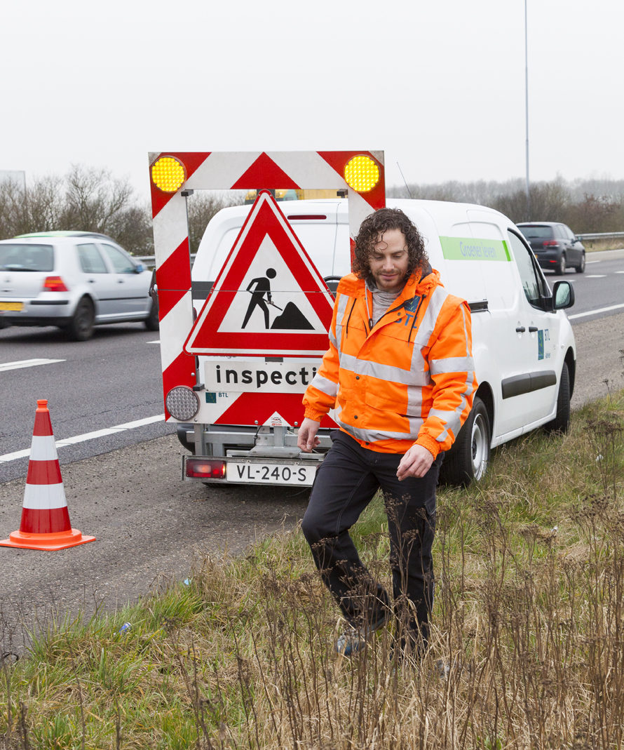 nieuws - ecologen monitoren bermen rijkswegen - 2