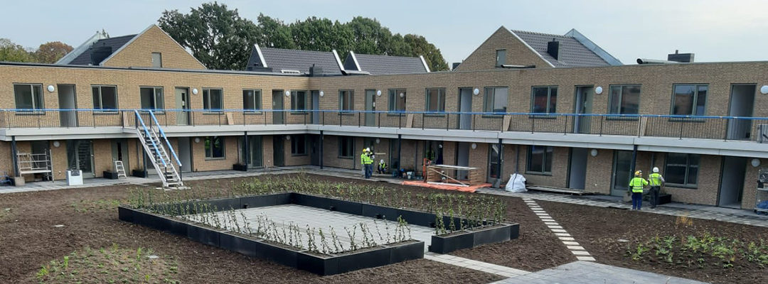 Centraal terras op tweede daktuin op  appartementencomplex Koningsoord