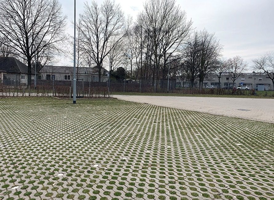 Het parkeerterrein met grasbetontegels