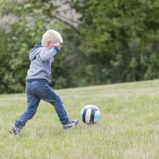 Voetballende jongen