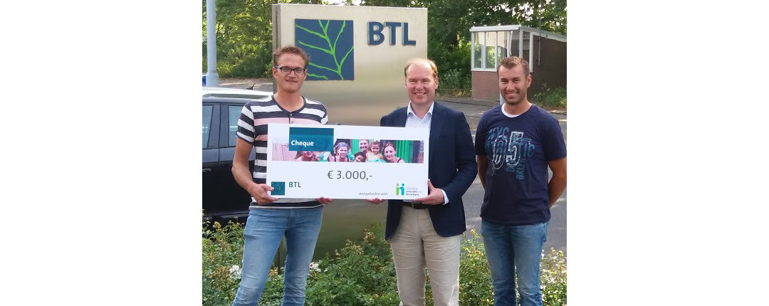 Olaf Janssen (Algemeen Directeur BTL) overhandigt cheque aan Corné den Otter (Projectleider BTL Realisatie, vestiging Bruinisse en vrijwilliger bij Stichting Vrienden voor Nicaragua)